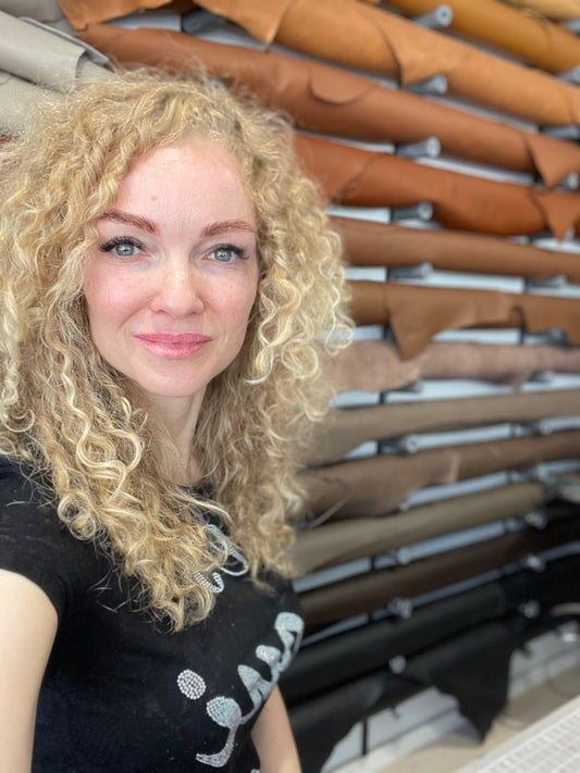 Handgefertigte Taschenherstellung bei LANA DIESER – Blick in die Werkstatt mit Leder und Nähmaschine.