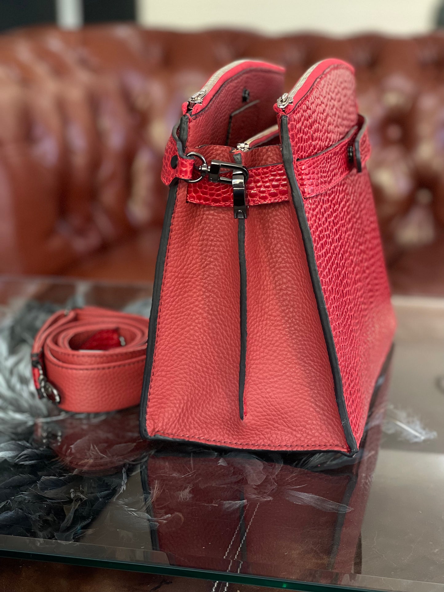 Seitliche Ansicht der geöffneten CAVERA-Tasche mit drei Reißverschlussfächern, verstellbarem Riemen und markantem Ledereinsatz.