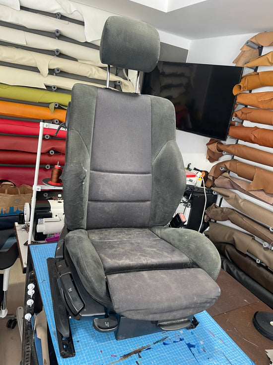 Autostz vorher - dunkler Stoff, verschlissen und verfärbt