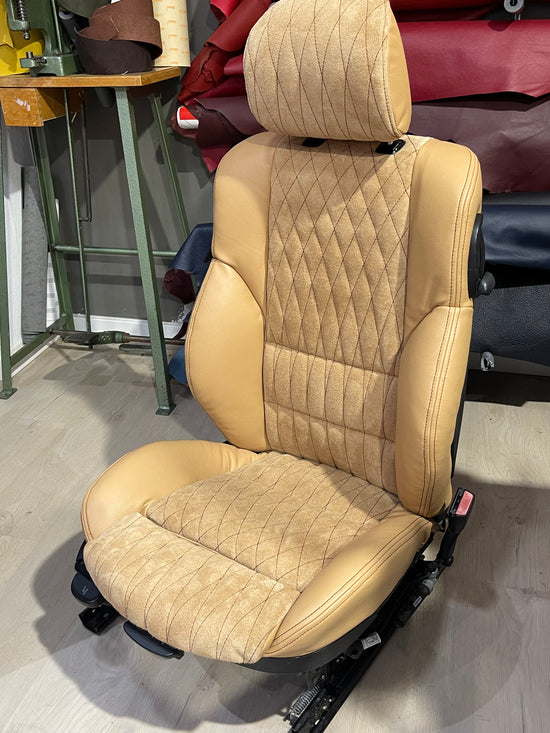 Autositz neu bezogen in Leder und Alcantara mit Diamant-Steppung