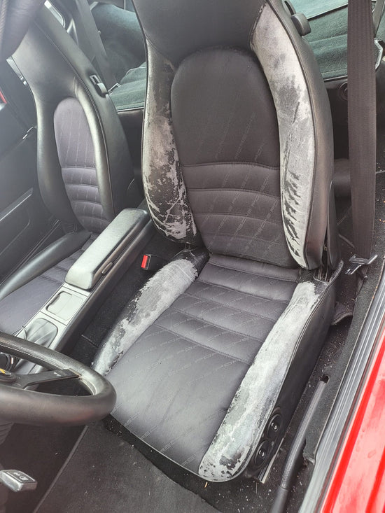 Autositz vor Lederneubezug (Schwarzes Leder)