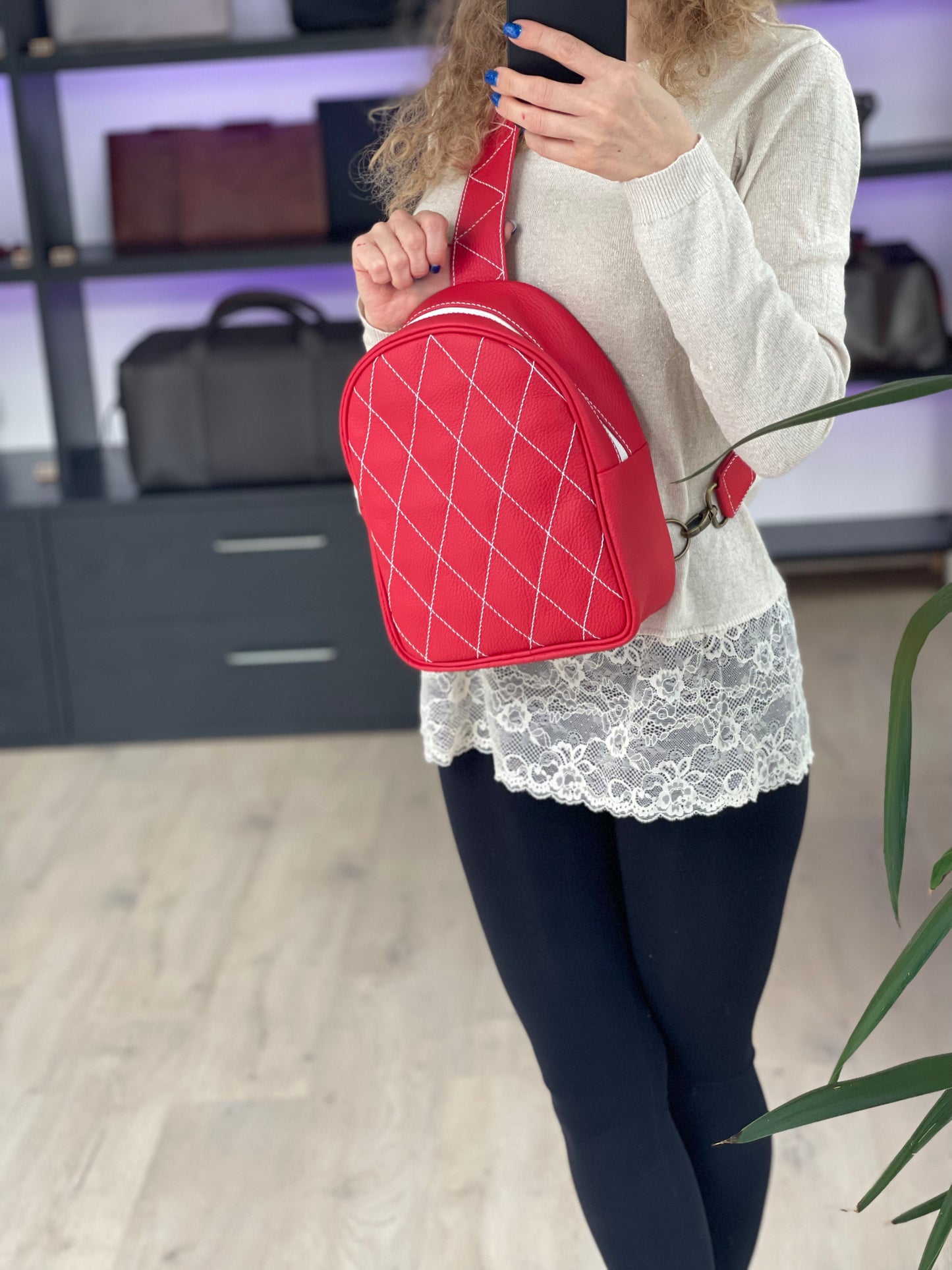 TULA Rucksack aus rotem Leder