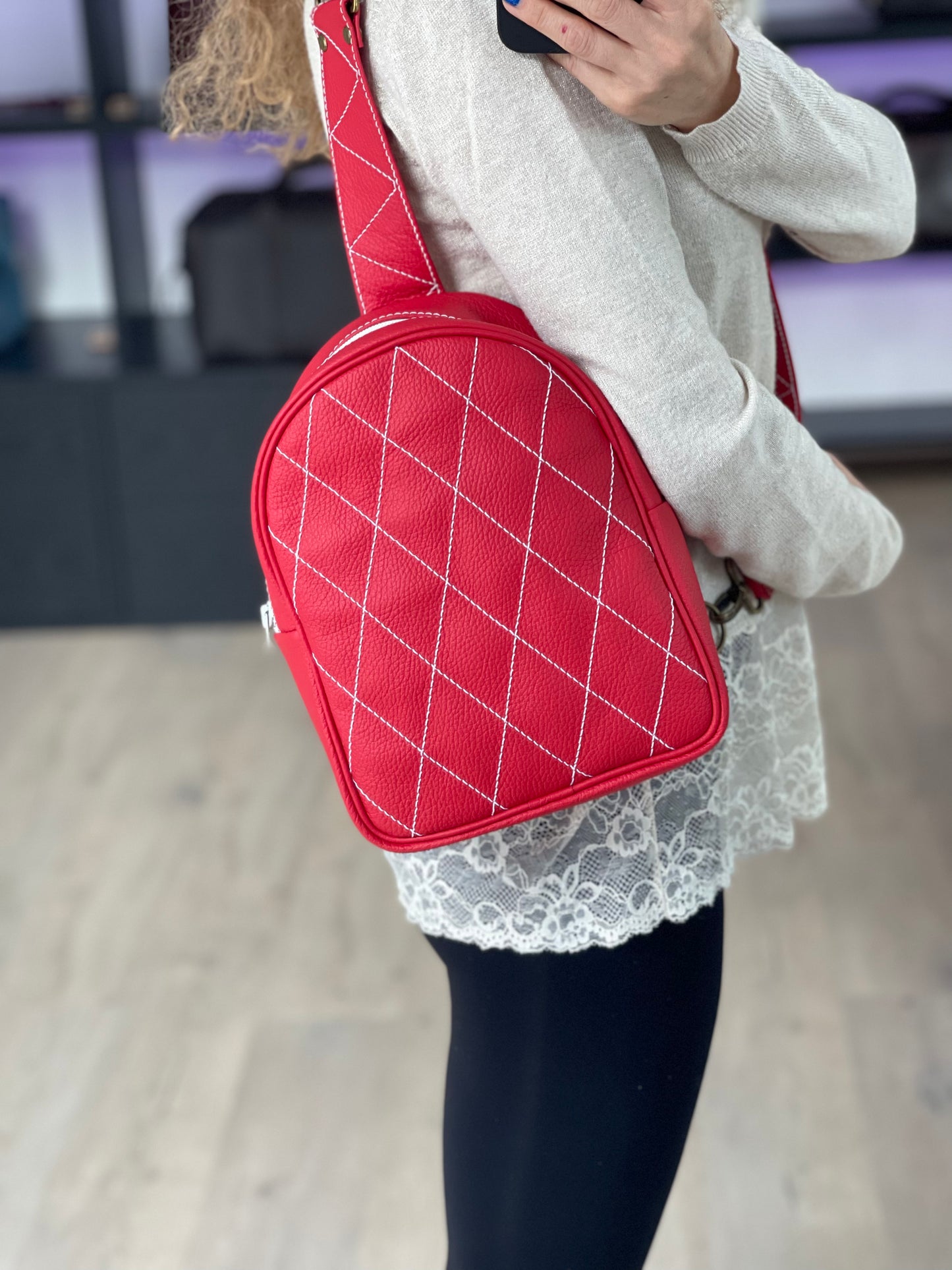 TULA Rucksack aus rotem Leder
