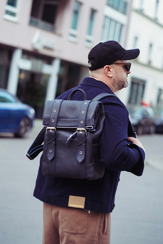 VALTARA  Urbaner Leder-Rollrucksack in Nachtblau