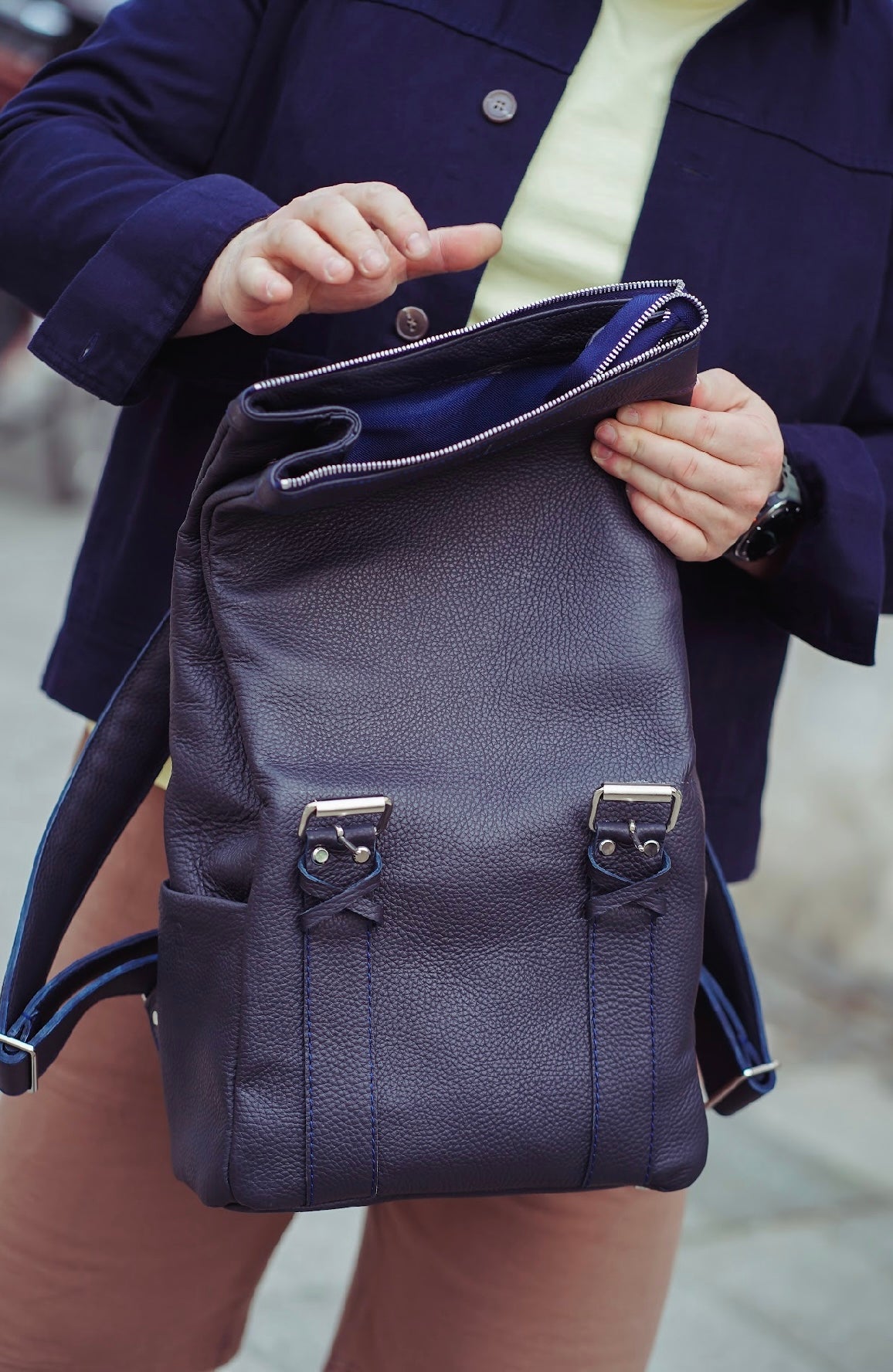 VALTARA  Urbaner Leder-Rollrucksack in Nachtblau